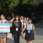 中国の高校生のエスコートで体験授業へ向かう